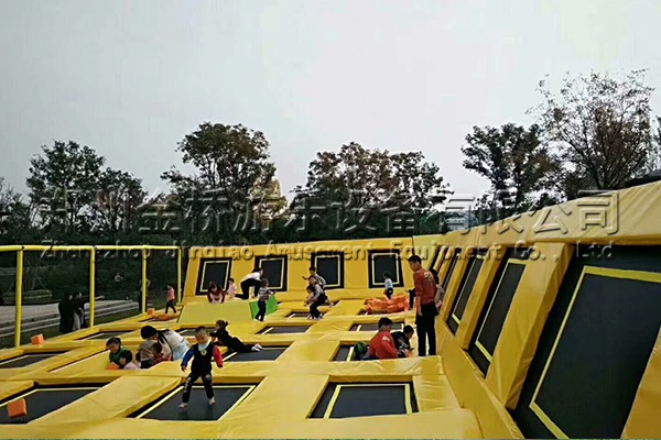 萬(wàn)人公園蹦床